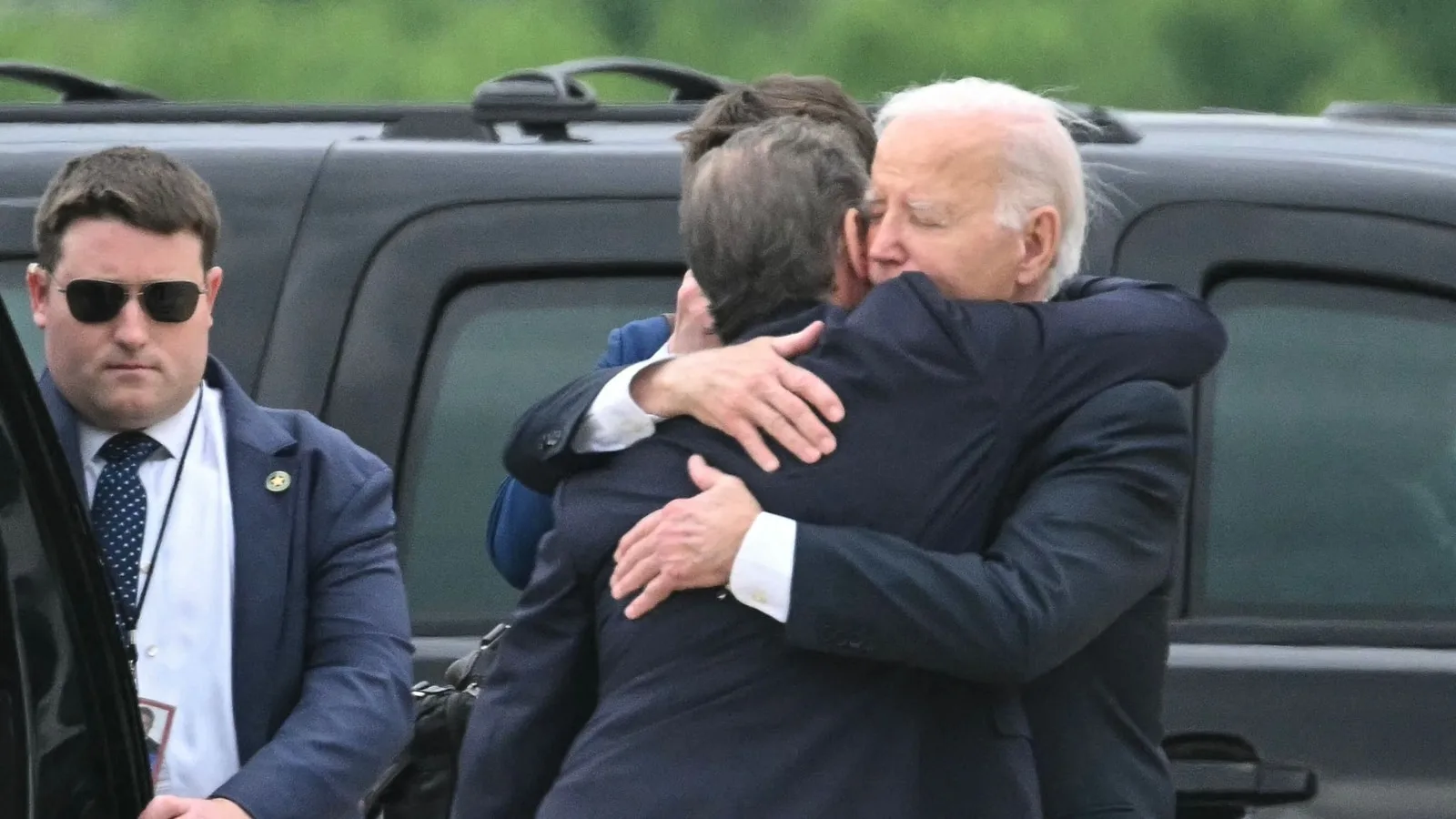 Joe-Biden-seen-hugging-Hunter-in-public-show-of-support